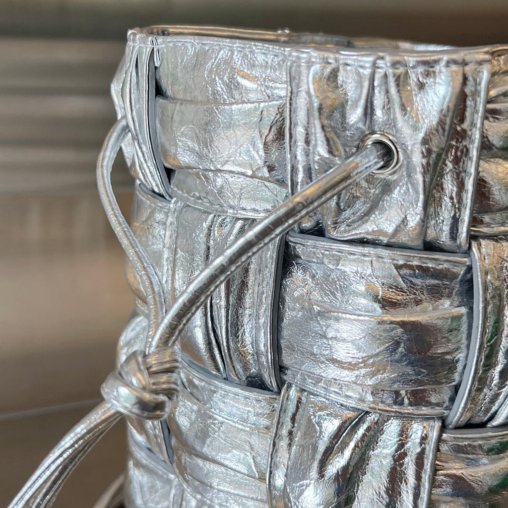 SMALL CASSETTE BUCKET 18 IN SILVER METALLIC SOFT LAMBSKIN