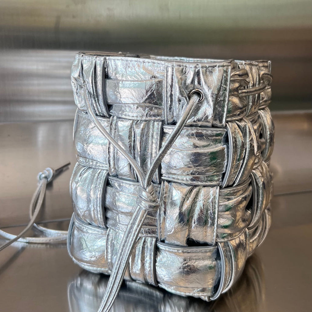 SMALL CASSETTE BUCKET 18 IN SILVER METALLIC SOFT LAMBSKIN