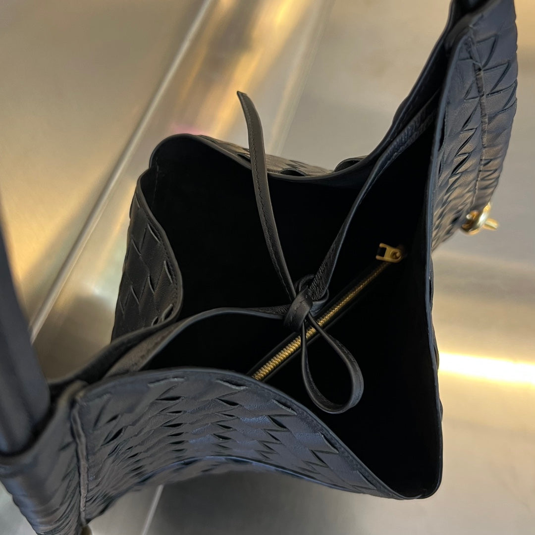 MEDIUM SOLSTICE 44 SCHWARZES LAMMFELL