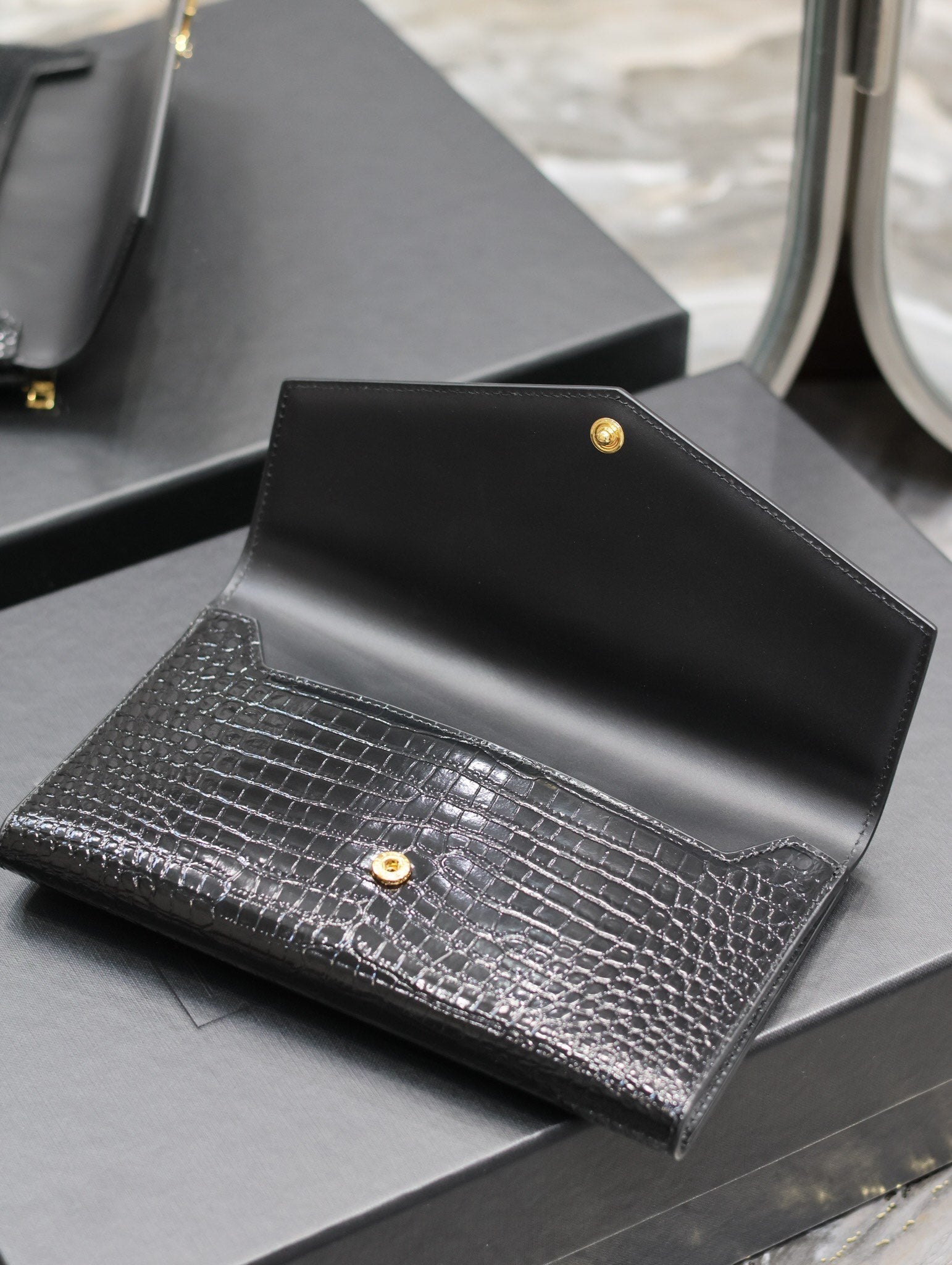 UPTOWN WALLET 21 IN BLACK CROCODILE PATTERN CALFSKIN GOLD LOGO