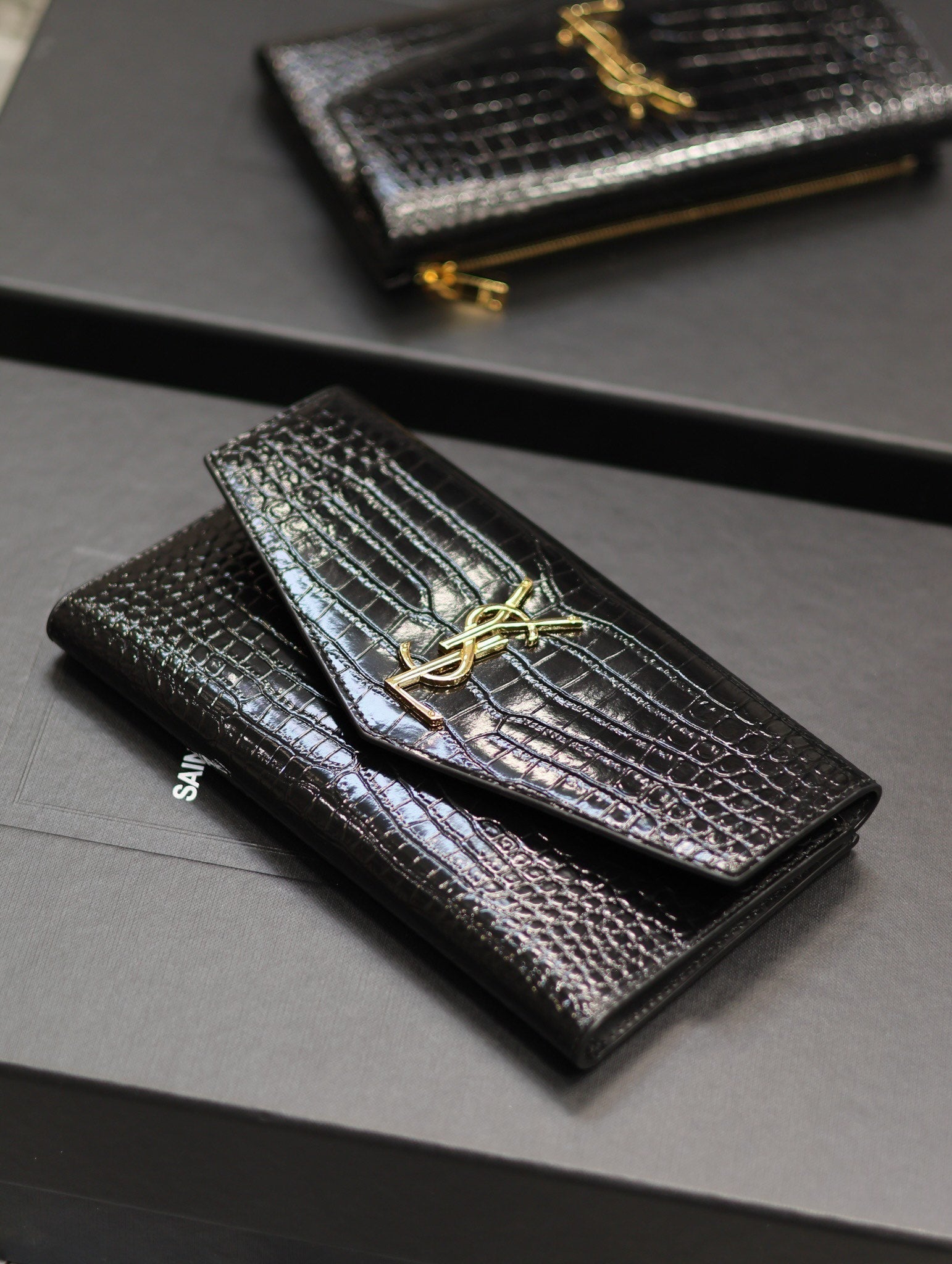 UPTOWN WALLET 21 IN BLACK CROCODILE PATTERN CALFSKIN GOLD LOGO