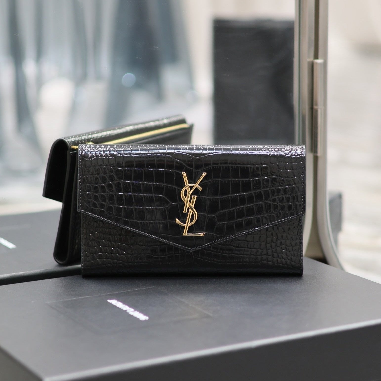UPTOWN WALLET 21 IN BLACK CROCODILE PATTERN CALFSKIN GOLD LOGO