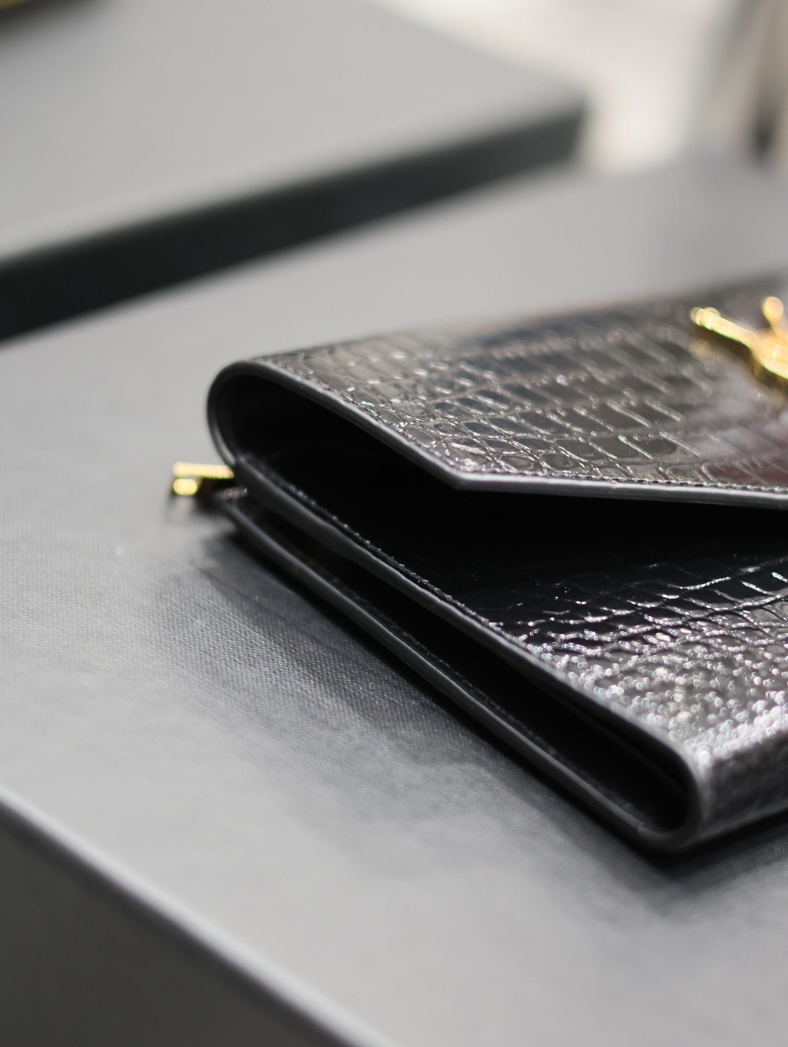 UPTOWN WALLET 21 IN BLACK CROCODILE PATTERN CALFSKIN GOLD LOGO