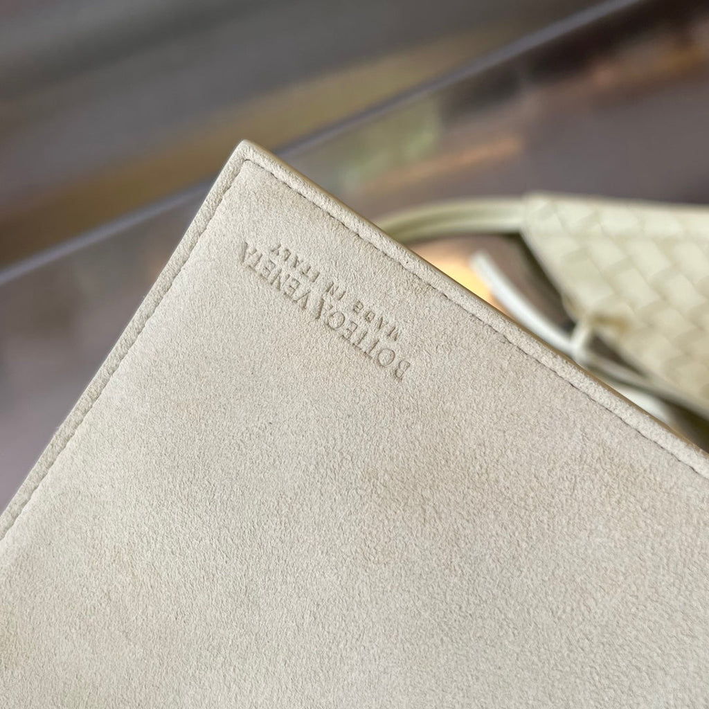 MEDIUM SOLSTICE 44 DUNKLES CREME LAMMFELL