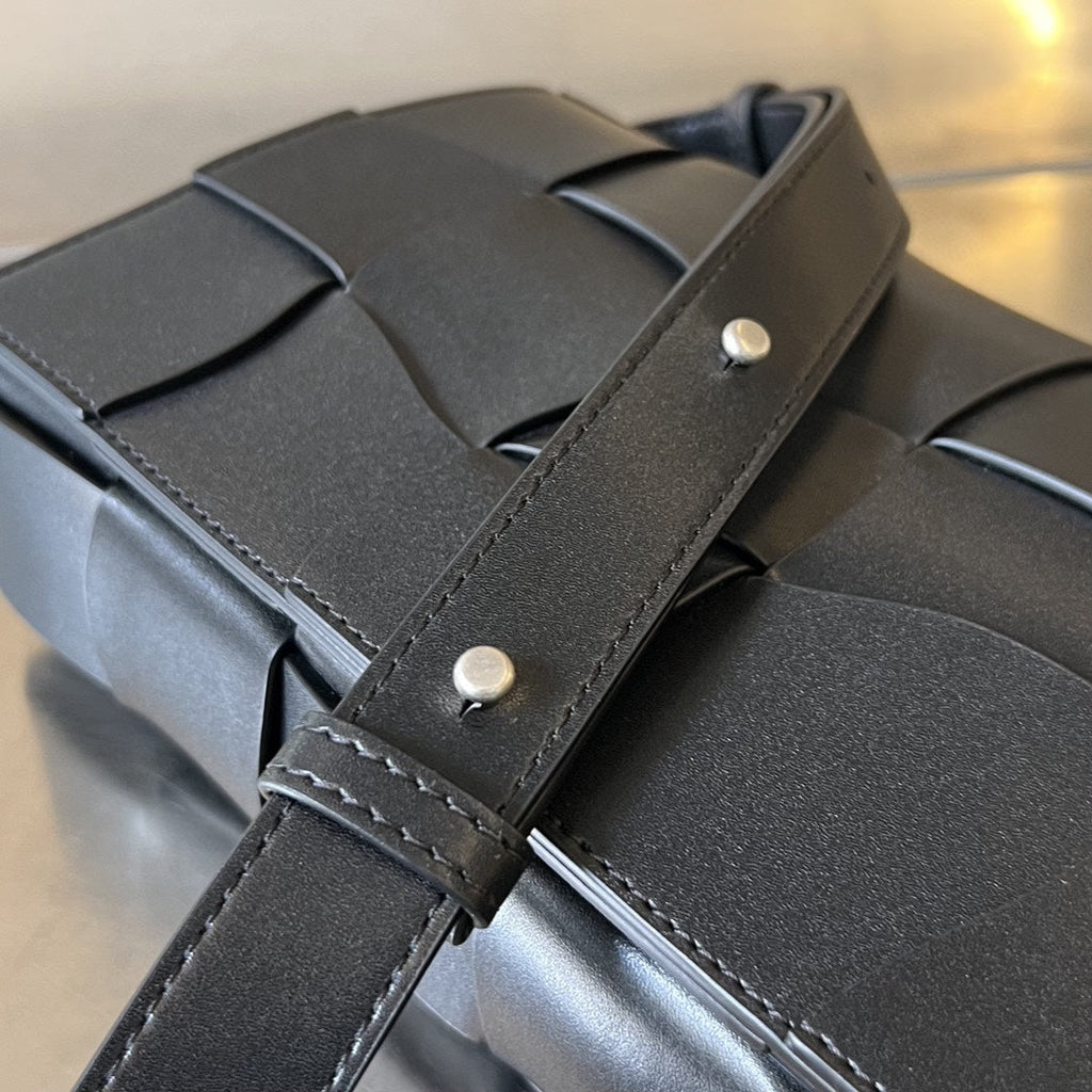 CASSETTE 23 AUS SCHWARZEM KALBSLEDER MIT WELLENMUSTER