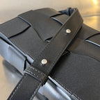 CASSETTE 23 AUS SCHWARZEM KALBSLEDER MIT WELLENMUSTER