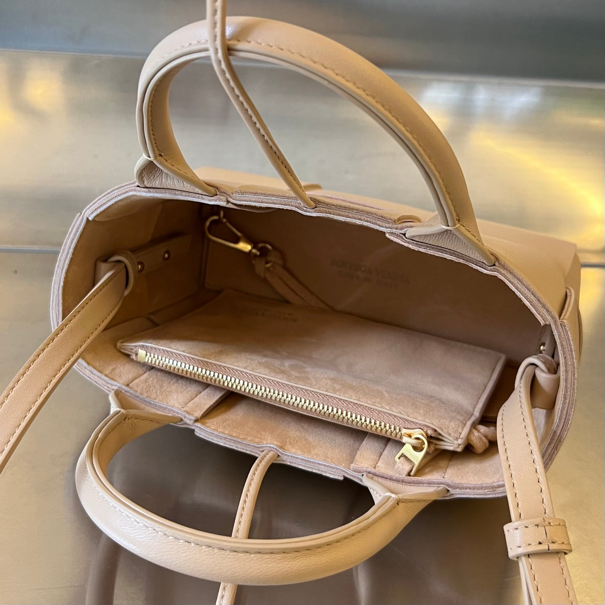 CANDY ARCO TOTE 20 IN TAN BROWN CALFSKIN