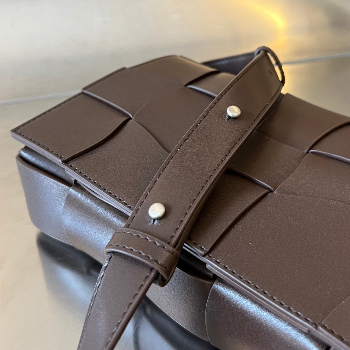 CASSETTE 23 IN SCHOKOLADEN-KALBLEDER MIT WELLENMUSTER