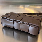 CASSETTE 23 IN SCHOKOLADEN-KALBLEDER MIT WELLENMUSTER