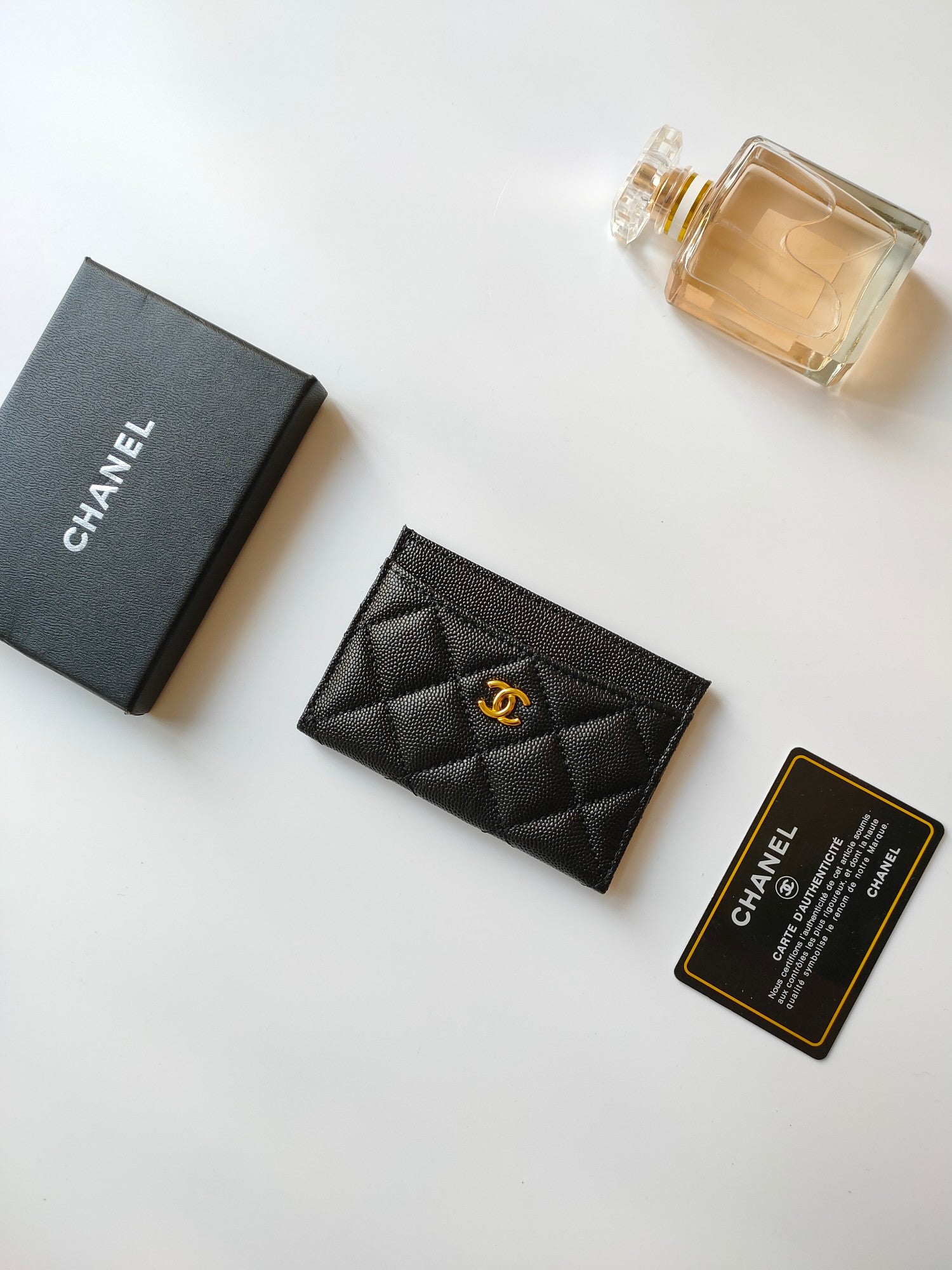 CC CARD HOLDER 11.2 BLACK GRAINED CALFSKIN GOLD ICON