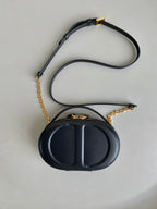 SIGNATURE 18 OVAL TASCHE AUS SCHWARZEM KALBSLEDER