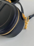 SIGNATURE 18 OVAL TASCHE AUS SCHWARZEM KALBSLEDER