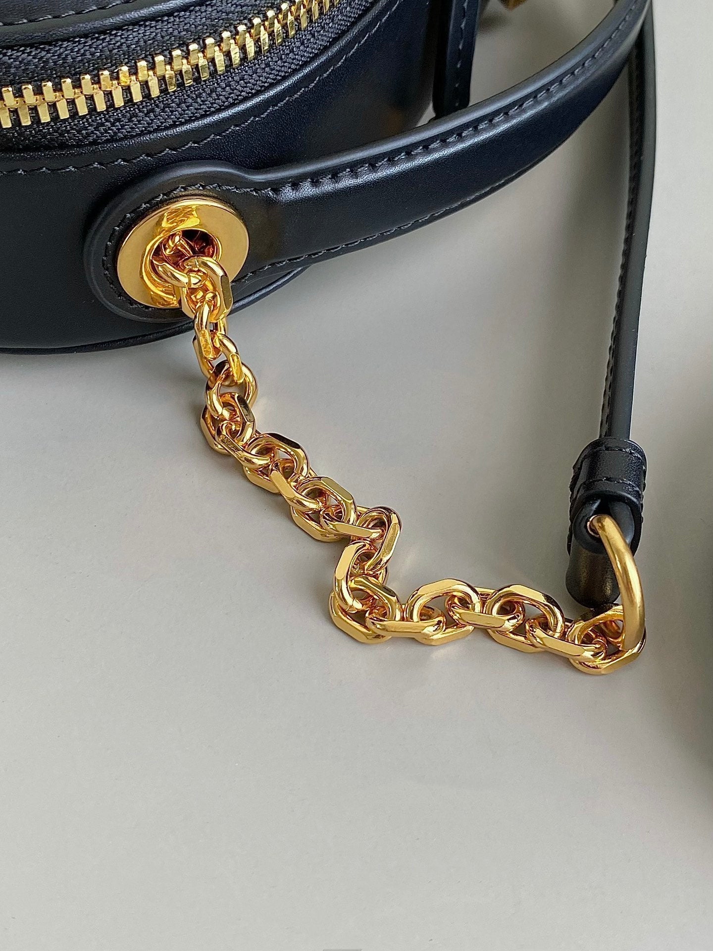 SIGNATURE 18 OVAL TASCHE AUS SCHWARZEM KALBSLEDER