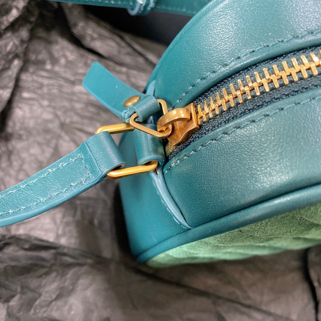 LOU KAMERATASCHE 23 AUS GRÜNEM WILDLEDER UND KALBSLEDERBESATZ