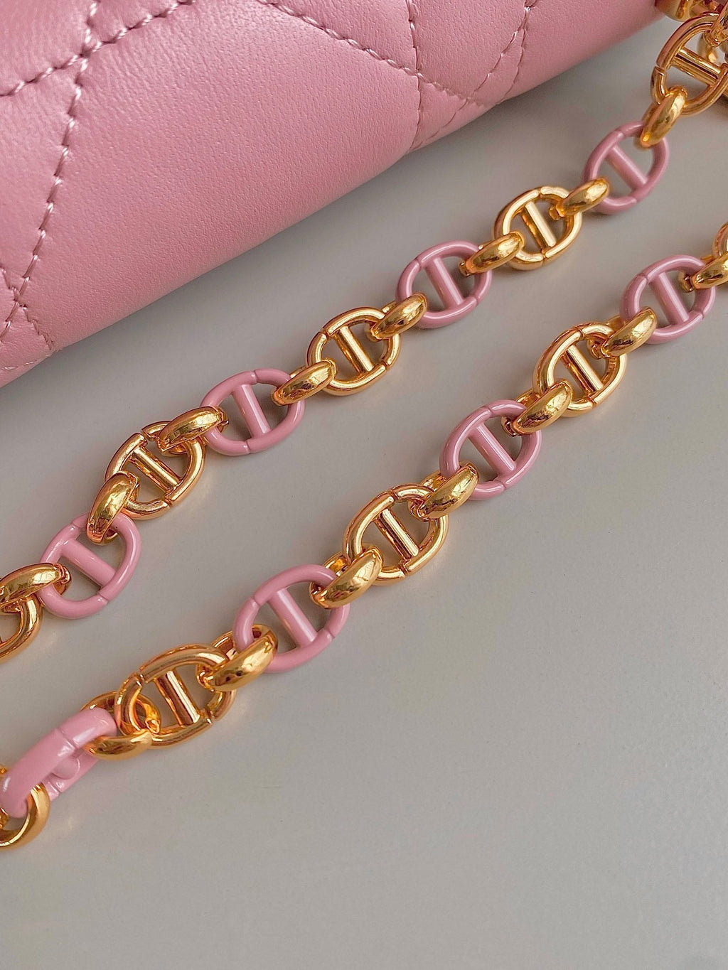 MISS CARO 17 KETTENTASCHE IN HOT PINK LAMMLEDER