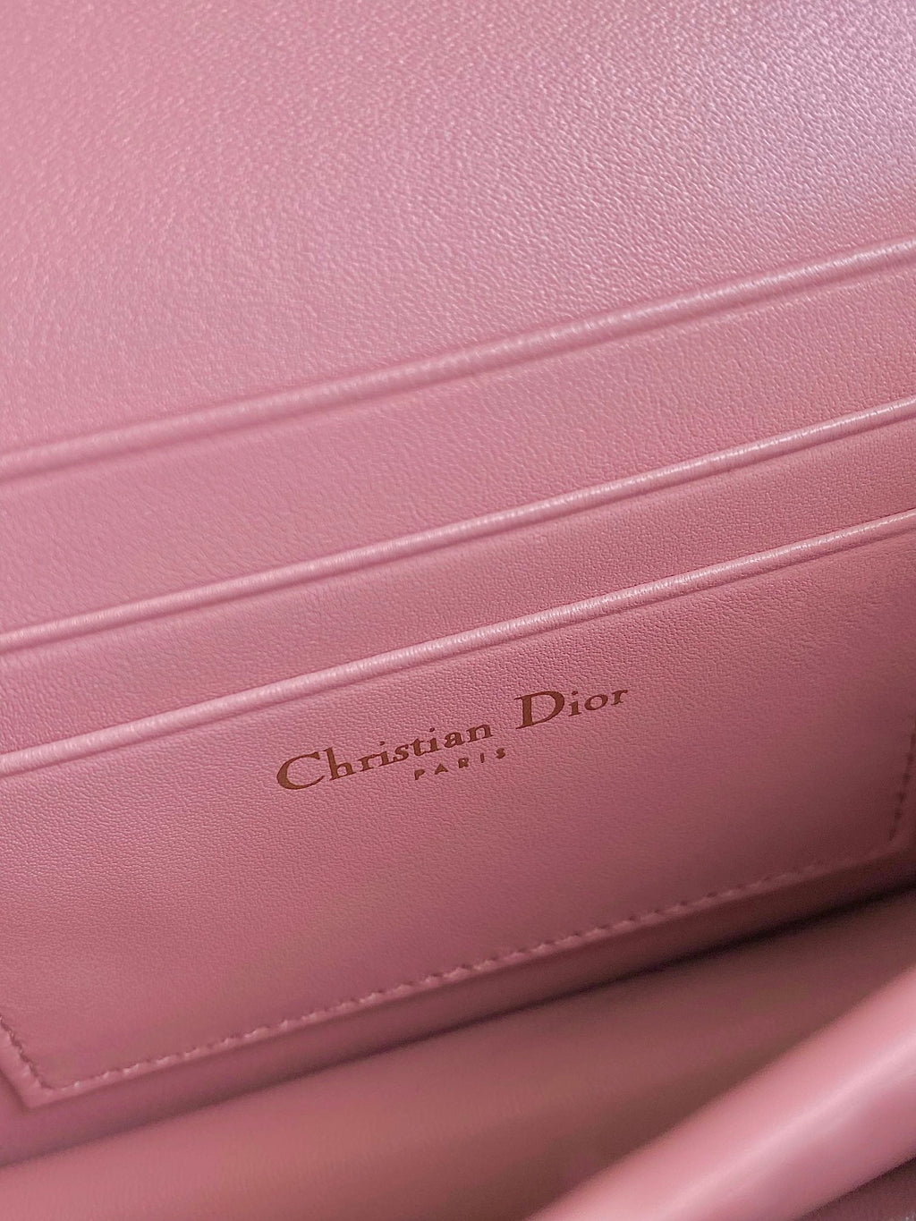 MISS CARO 17 KETTENTASCHE IN HOT PINK LAMMLEDER