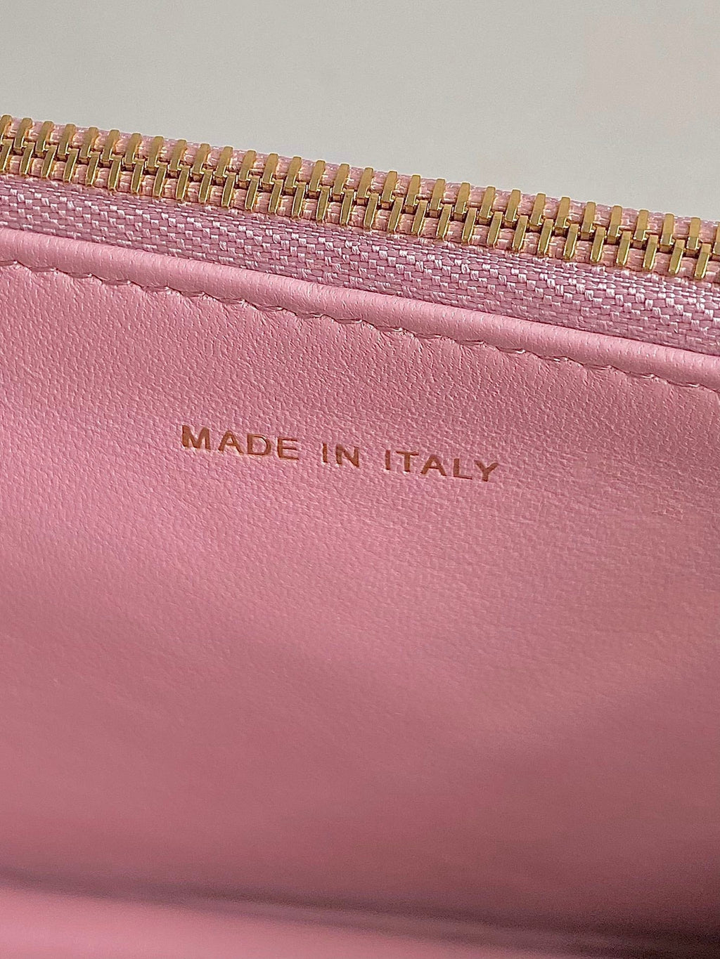 MISS CARO 17 KETTENTASCHE IN HOT PINK LAMMLEDER