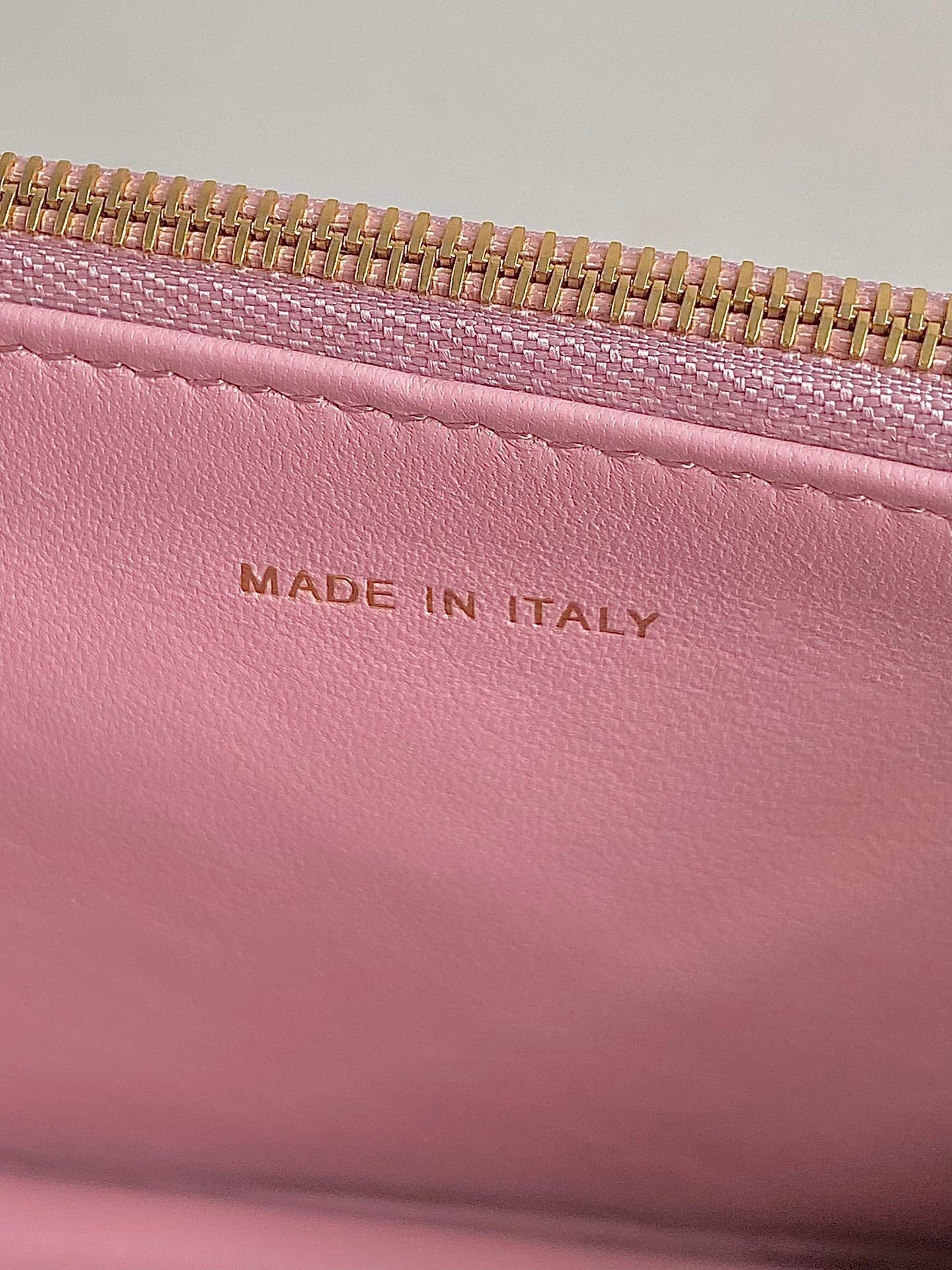 MISS CARO 17 KETTENTASCHE IN HOT PINK LAMMLEDER