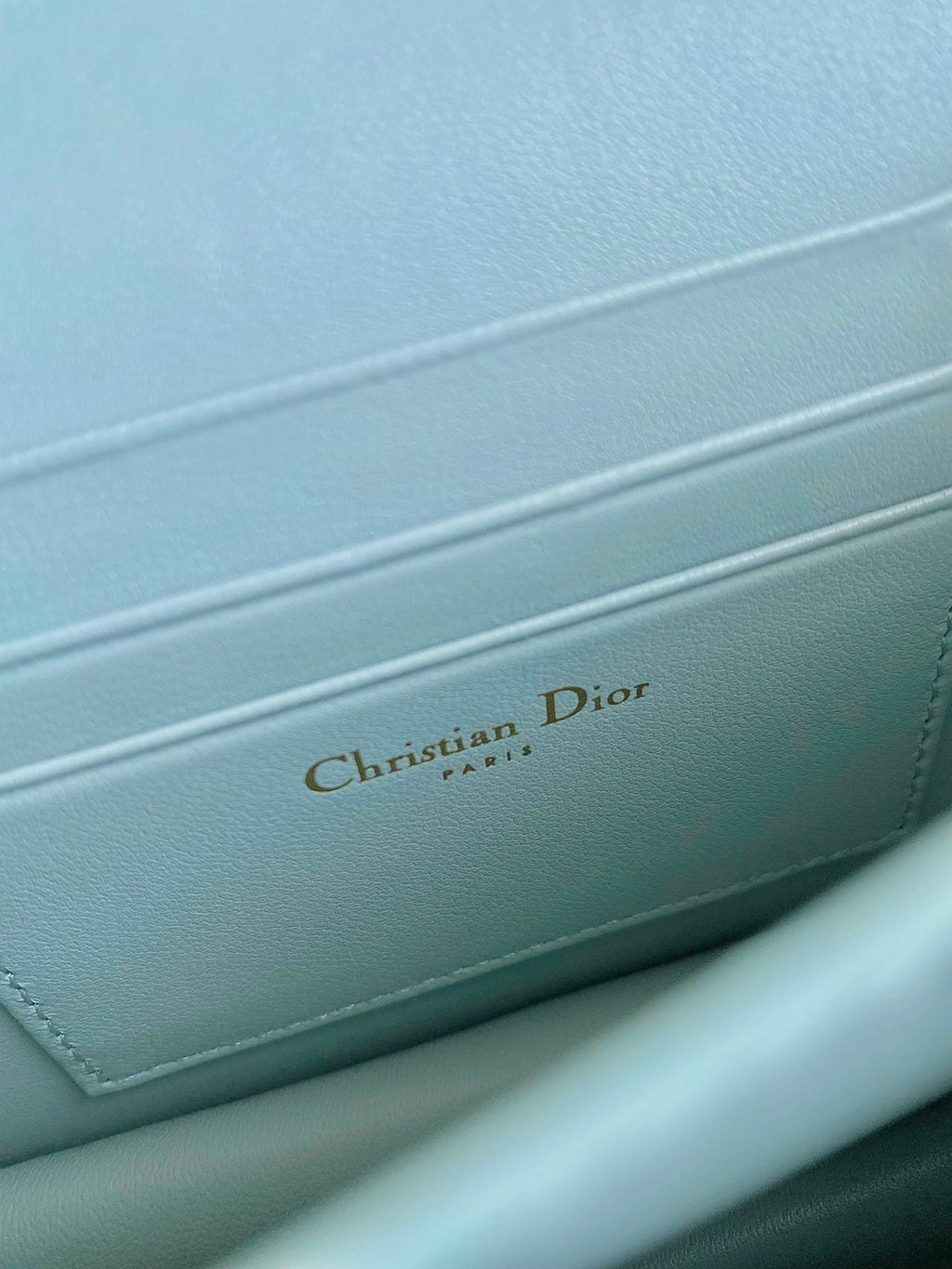 MISS CARO 17 KETTENTASCHE IN HELLBLAUEM LAMMLEDER