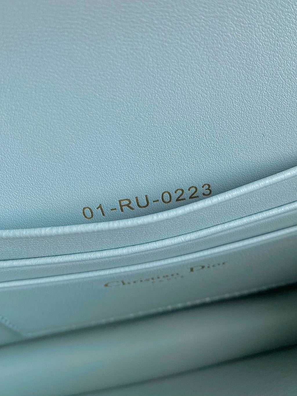 MISS CARO 17 KETTENTASCHE IN HELLBLAUEM LAMMLEDER