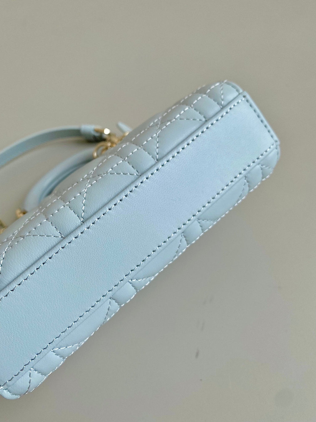 MINI D-JOY TASCHE 17 IN HELLBLAUEM LAMMLEDER