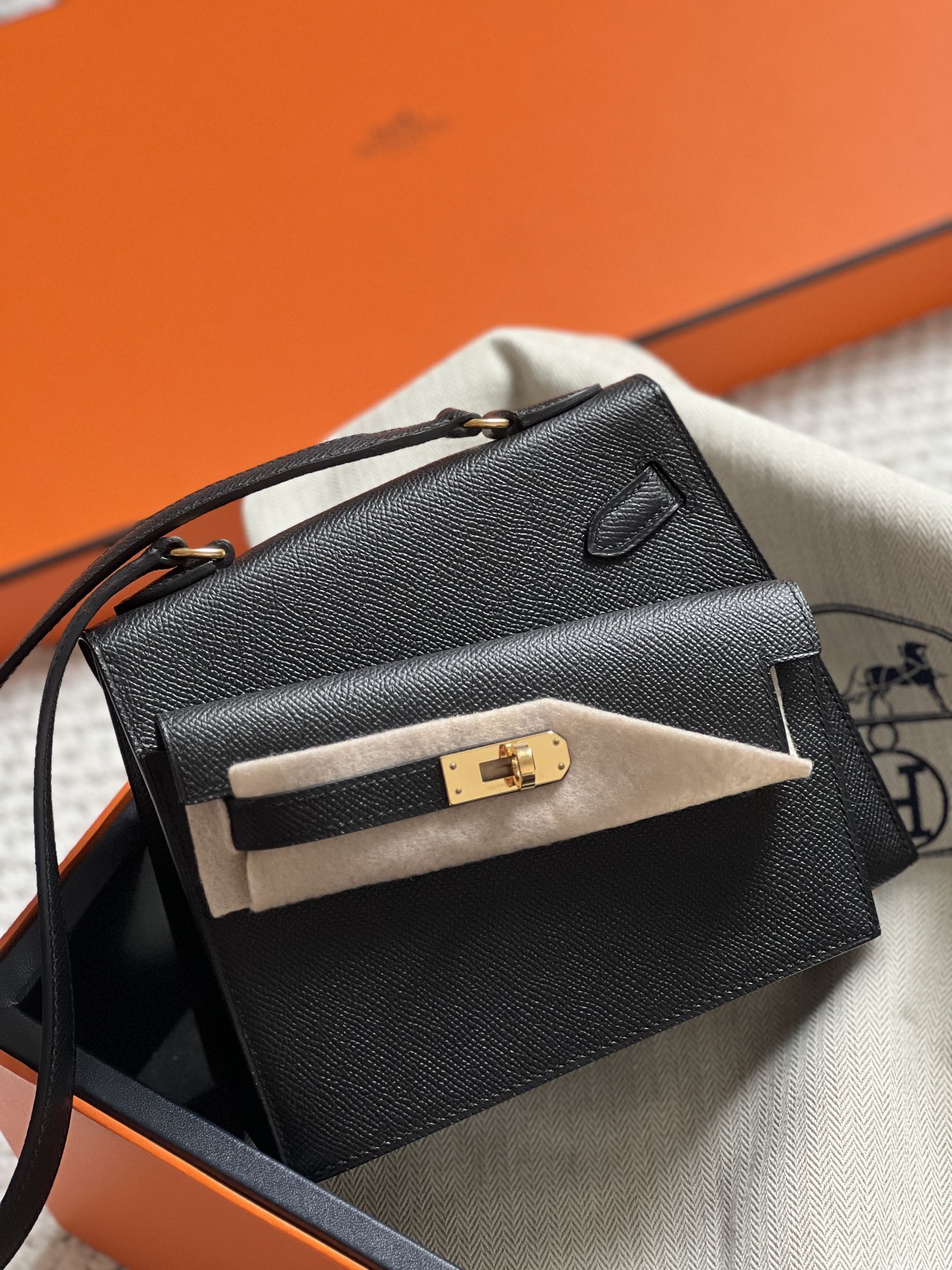 KELLY DESORDRE 20 IN BLACK EPSOM LEATHER WITH GOLD HARDWARE