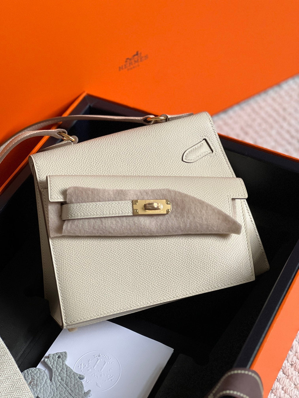 KELLY DESORDRE 20 IN WEISSEM EPSOM-LEDER MIT GOLDENEN BESCHLÄGEN