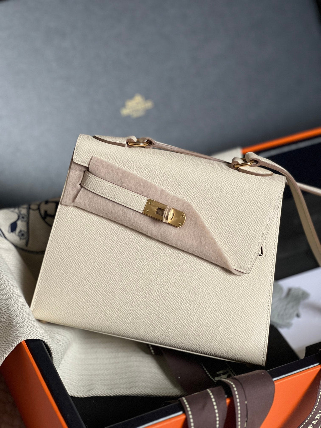 KELLY DESORDRE 20 IN WEISSEM EPSOM-LEDER MIT GOLDENEN BESCHLÄGEN