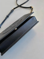 SIGNATURE KETTENTASCHE 21 AUS SCHWARZEM KALBSLEDER