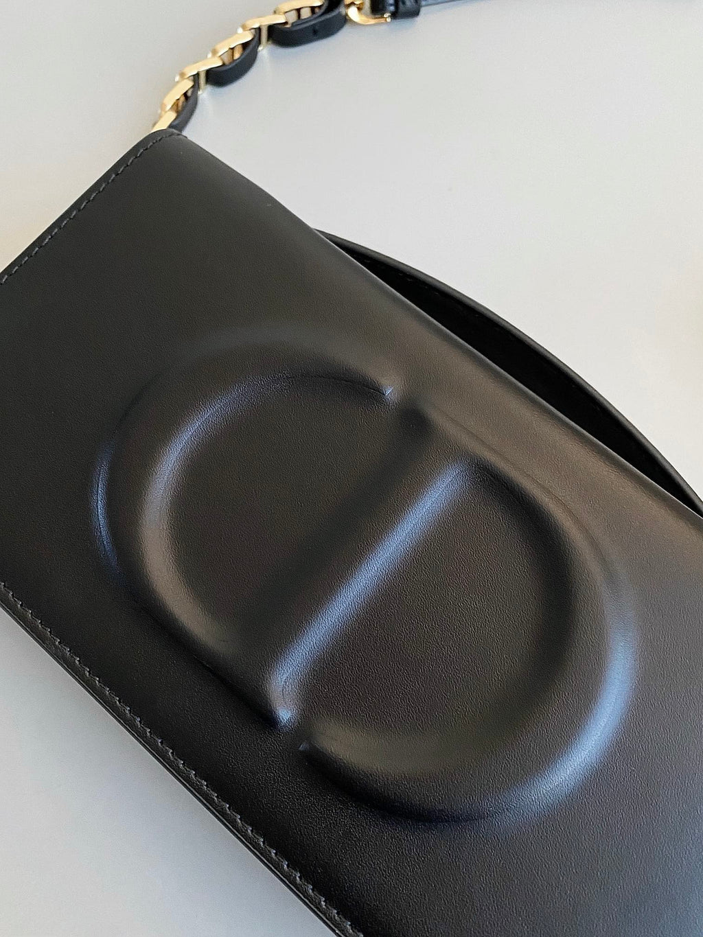 SIGNATURE KETTENTASCHE 21 AUS SCHWARZEM KALBSLEDER