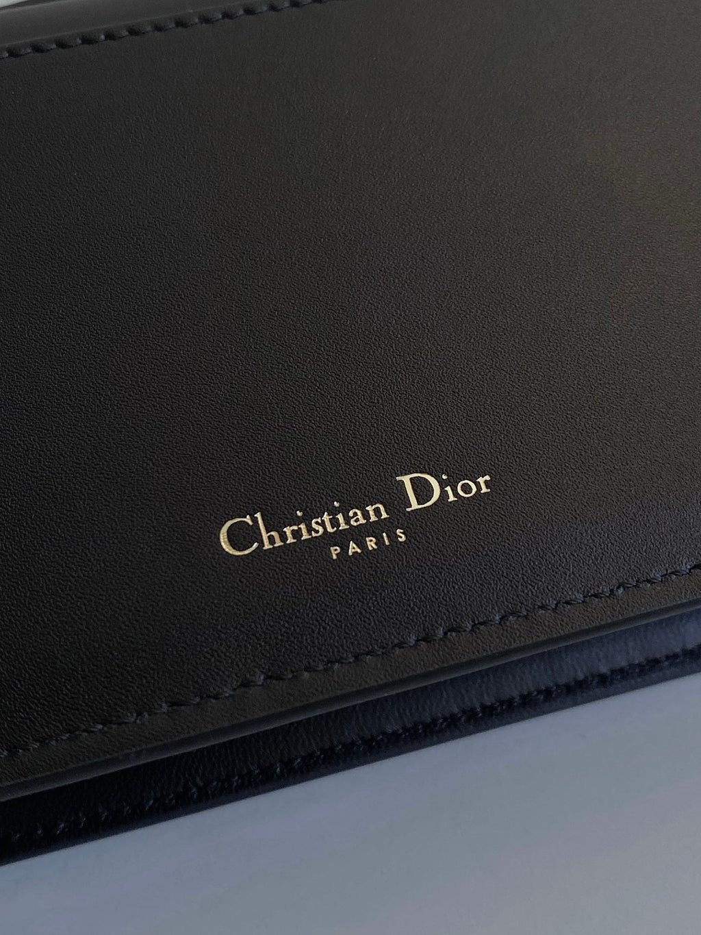 SIGNATURE KETTENTASCHE 21 AUS SCHWARZEM KALBSLEDER