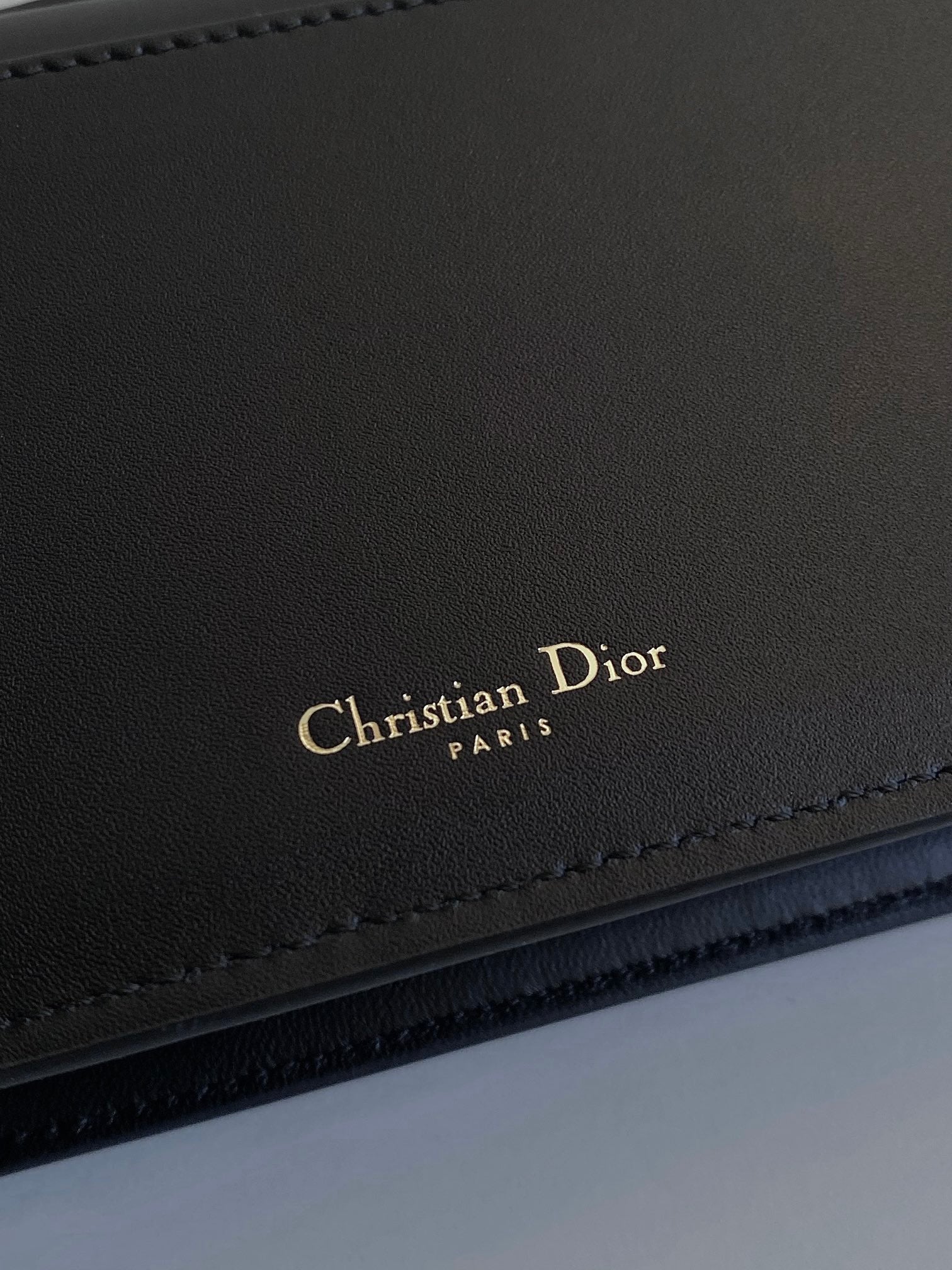 SIGNATURE KETTENTASCHE 21 AUS SCHWARZEM KALBSLEDER