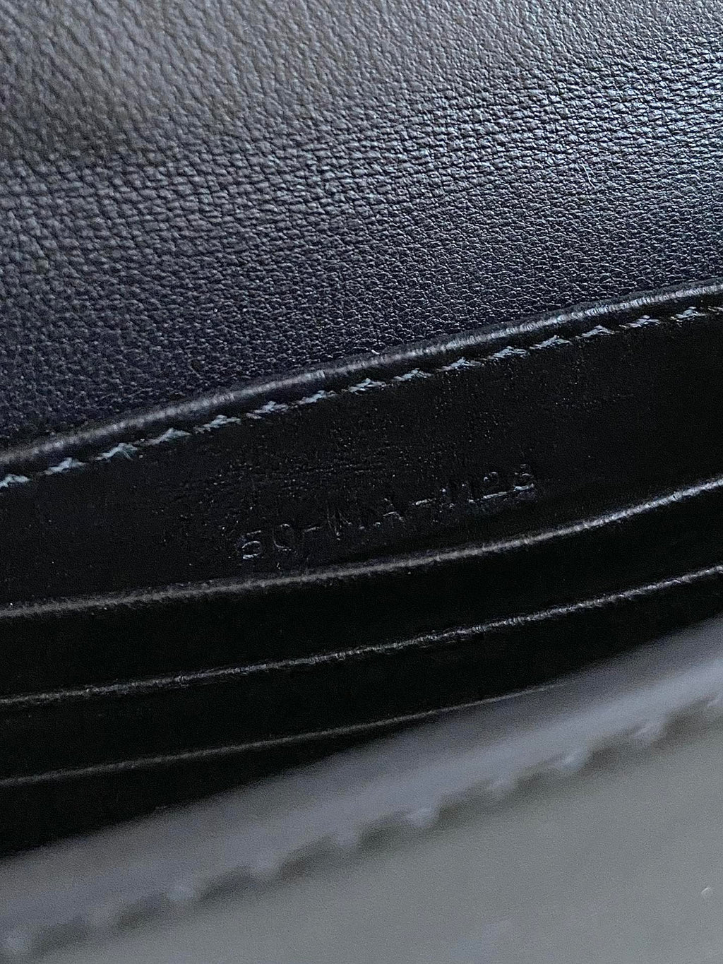 SIGNATURE KETTENTASCHE 21 AUS SCHWARZEM KALBSLEDER