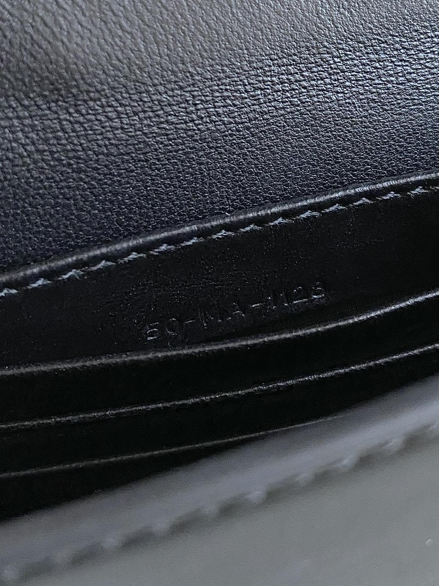 SIGNATURE KETTENTASCHE 21 AUS SCHWARZEM KALBSLEDER