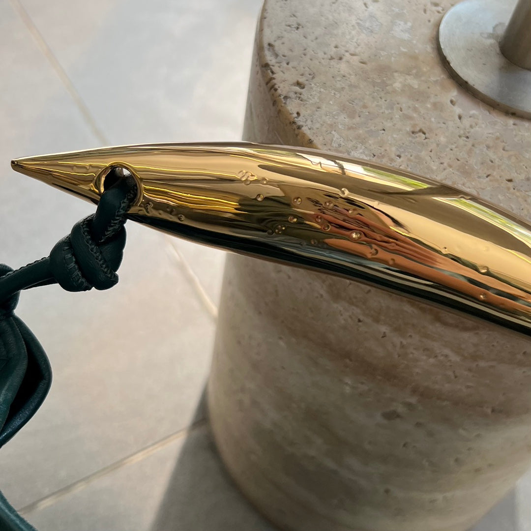 SARDINE 33 MIT KETTE IN DUNKELGRÜNEM LAMMHAUT