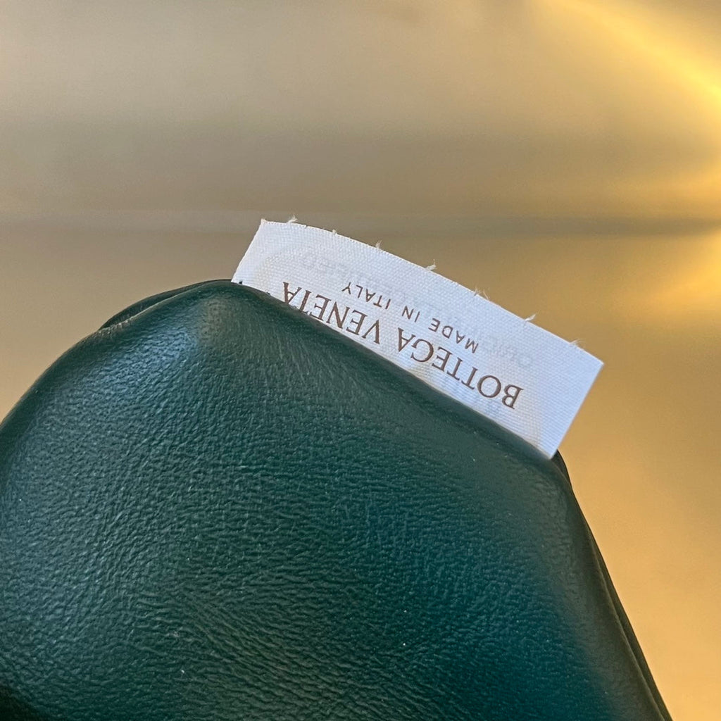 Kleine Gemelli 24 in dunkelgrünem Lammfell