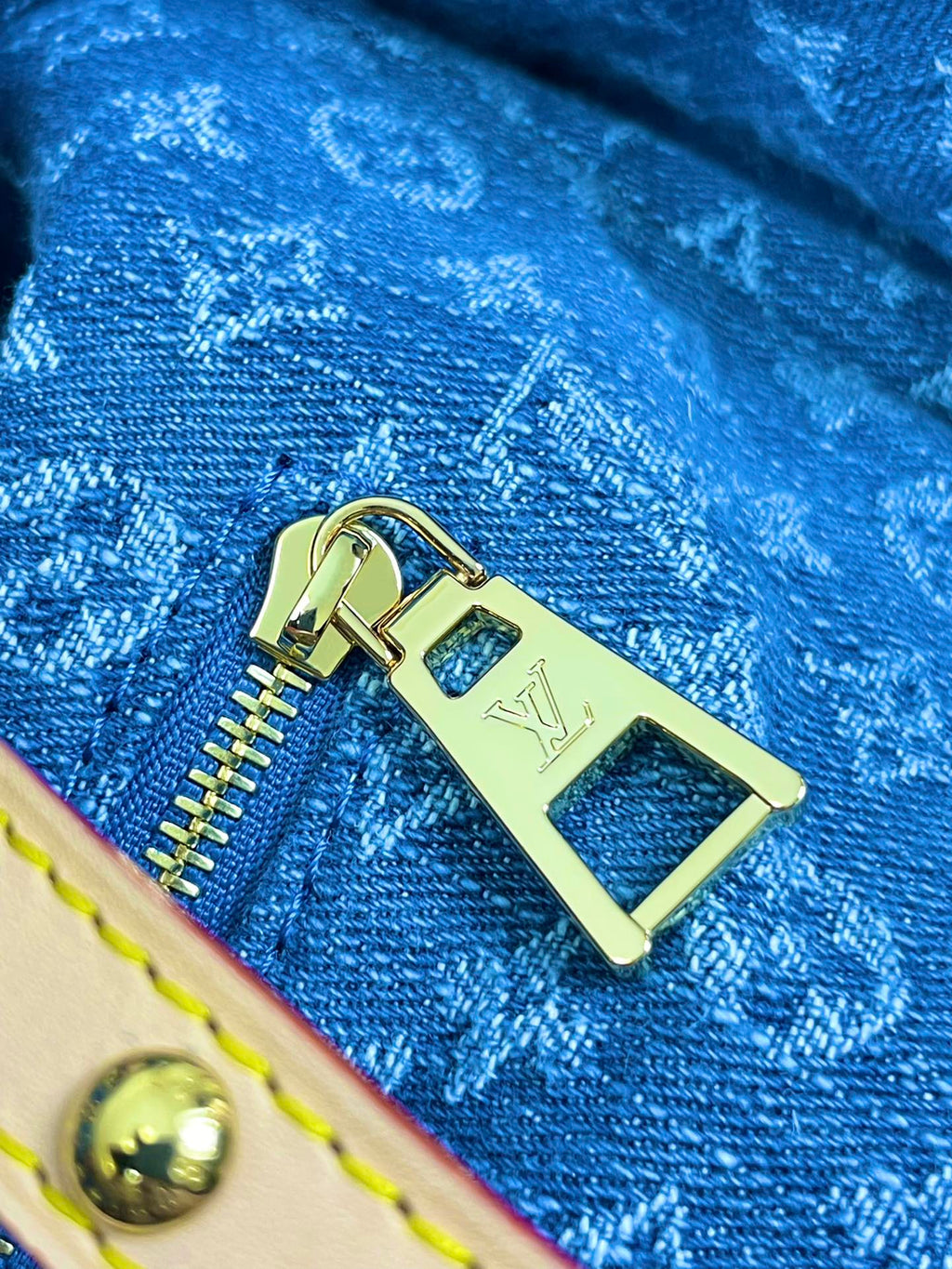 ONTHEGO 35 IN BLAUEM MONOGRAMM-DENIM