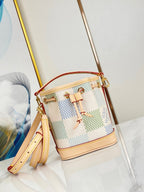 NANO NOÉ 16 IN PISTAZIE DAMIER RIESEN-LEINWAND GOLDENE HARDWARE