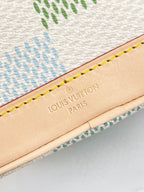 NANO NOÉ 16 IN PISTAZIE DAMIER RIESEN-LEINWAND GOLDENE HARDWARE