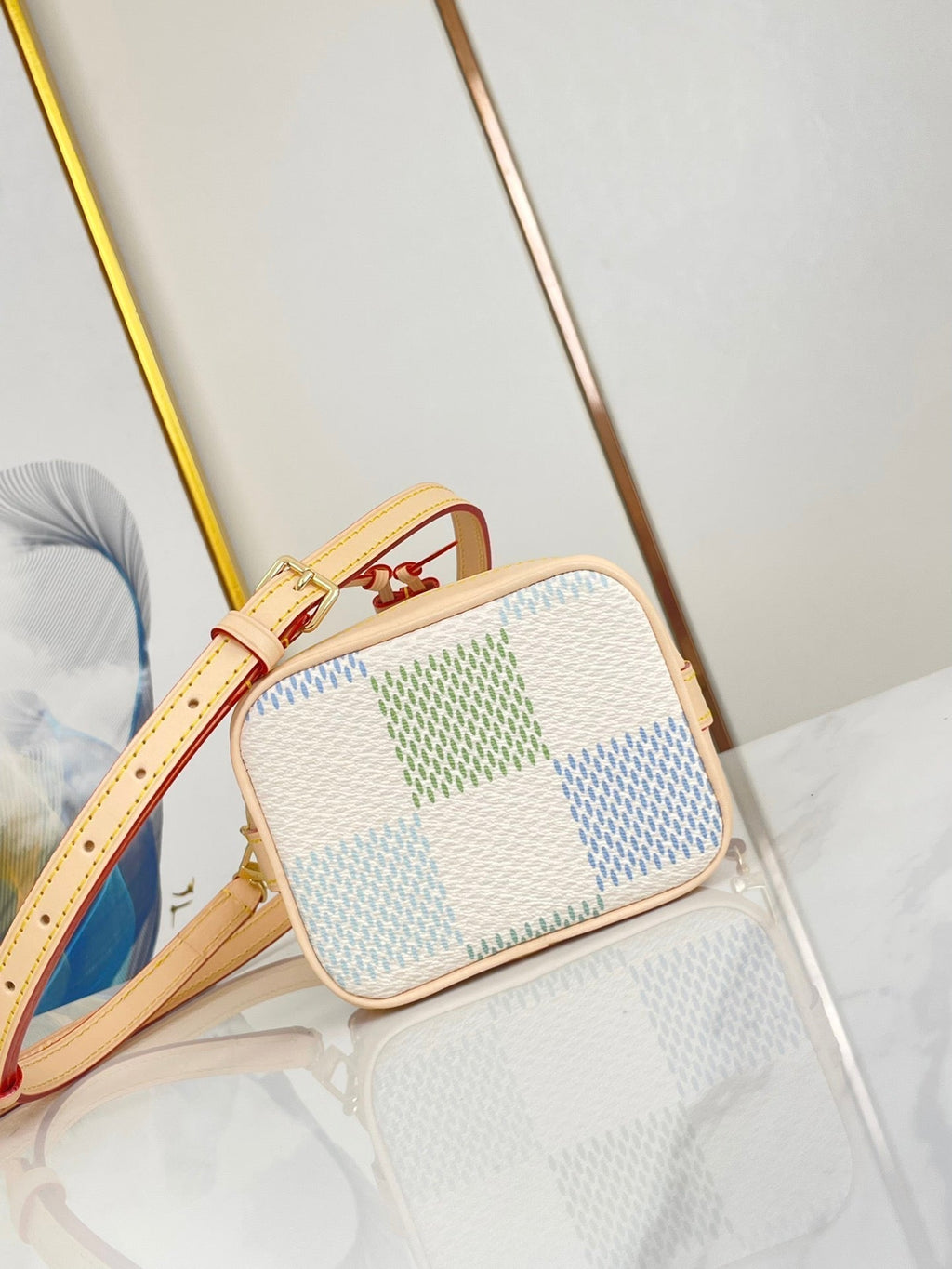 NANO NOÉ 16 IN PISTAZIE DAMIER RIESEN-LEINWAND GOLDENE HARDWARE