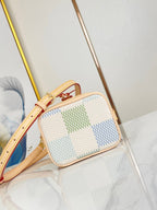 NANO NOÉ 16 IN PISTAZIE DAMIER RIESEN-LEINWAND GOLDENE HARDWARE