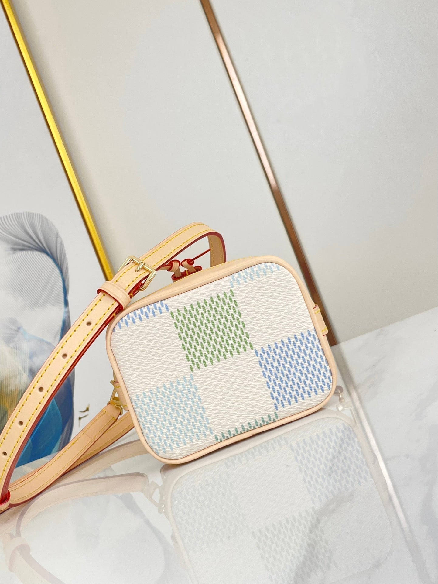 NANO NOÉ 16 IN PISTAZIE DAMIER RIESEN-LEINWAND GOLDENE HARDWARE