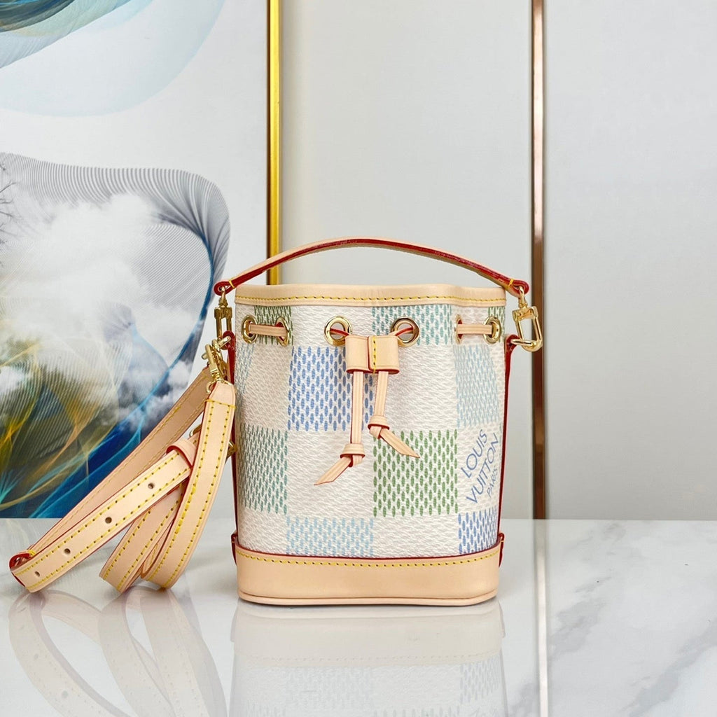 NANO NOÉ 16 IN PISTAZIE DAMIER RIESEN-LEINWAND GOLDENE HARDWARE