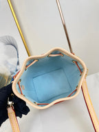 NANO NOÉ 16 IN PISTAZIE DAMIER RIESEN-LEINWAND GOLDENE HARDWARE