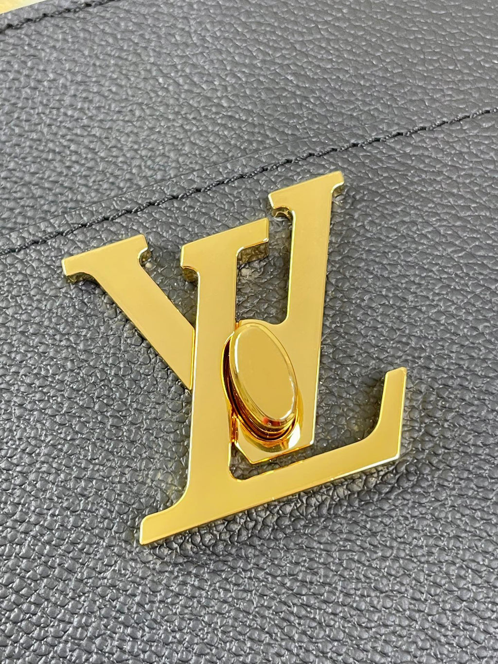 LOCK AND WALK 20 IN SCHWARZEM NARBENFARBENES KALBSLEDER MIT GOLDENEN BESCHLÄGEN