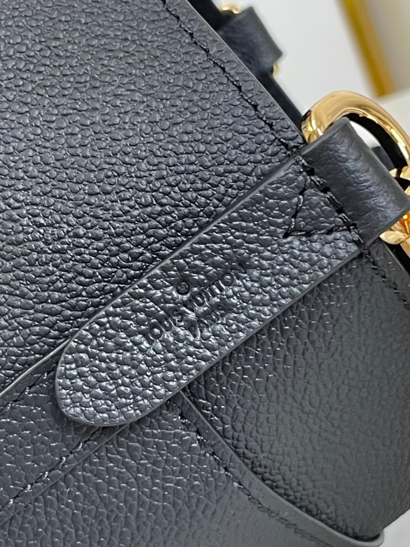 LOCK AND WALK 20 IN SCHWARZEM NARBENFARBENES KALBSLEDER MIT GOLDENEN BESCHLÄGEN