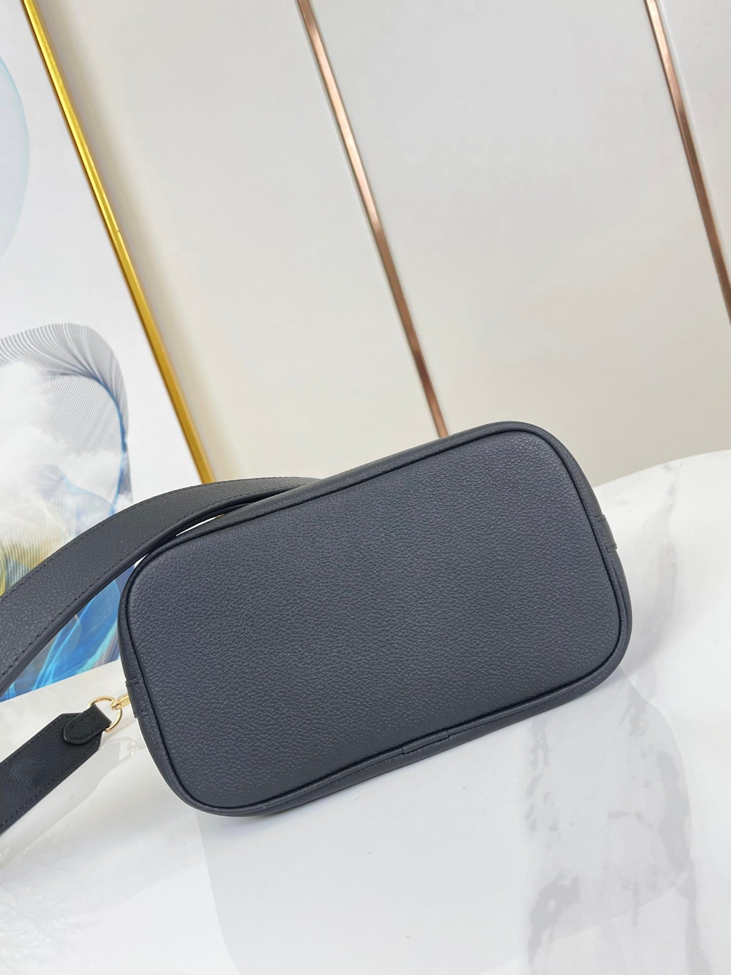 LOCK AND WALK 20 IN SCHWARZEM NARBENFARBENES KALBSLEDER MIT GOLDENEN BESCHLÄGEN