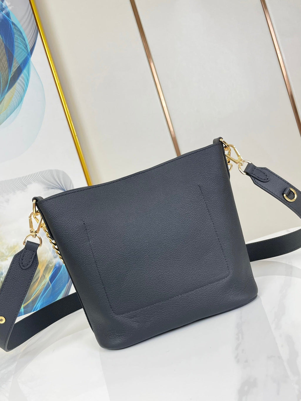 LOCK AND WALK 20 IN SCHWARZEM NARBENFARBENES KALBSLEDER MIT GOLDENEN BESCHLÄGEN