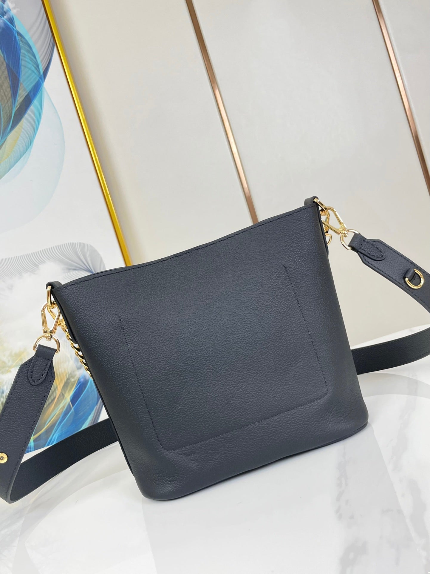 LOCK AND WALK 20 IN SCHWARZEM NARBENFARBENES KALBSLEDER MIT GOLDENEN BESCHLÄGEN