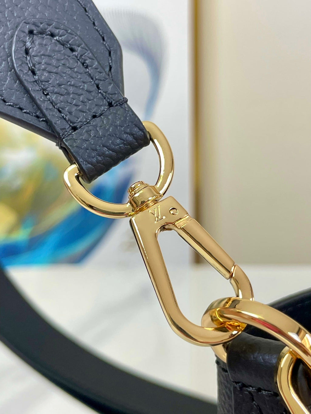 LOCK AND WALK 20 IN SCHWARZEM NARBENFARBENES KALBSLEDER MIT GOLDENEN BESCHLÄGEN